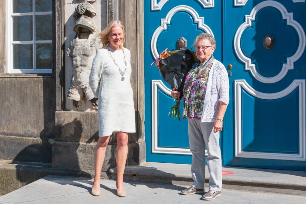 Rikie Smallegoor-Wentink met burgemeester Annemieke Vermeulen. Foto: Henk Derksen