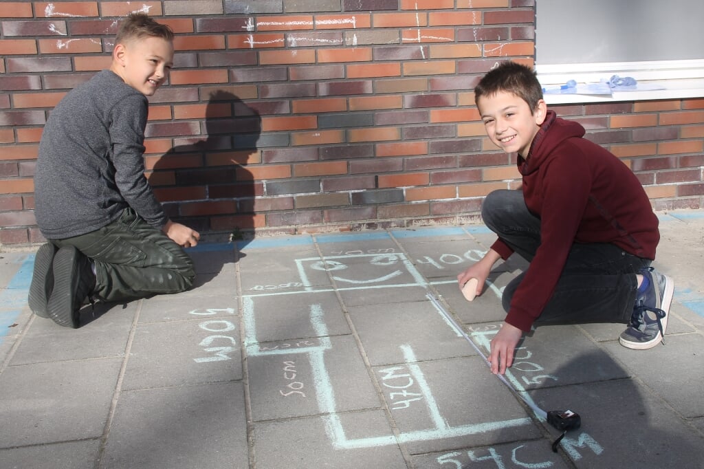 Jan en Umut, leerlingen van groep 7 van Daltonschool De Vlier hebben een figuur uit Minecraft gekozen voor hun rekenopdracht. foto Lineke Voltman