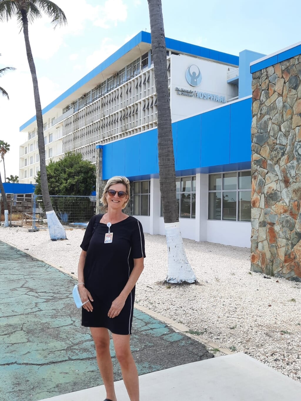 Carla Klein Breteler staand voor het HOH Ziekenhuis Aruba. Foto: eigen foto