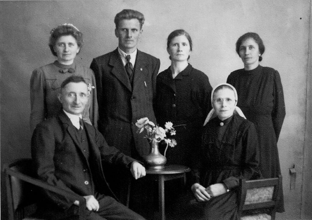 De familie Bannink van de Veenhoeve, met links achter Hendrika Aleida (Dika), de oma van kleinzoon Benjamin Zeehandelaar. Foto: eigen foto