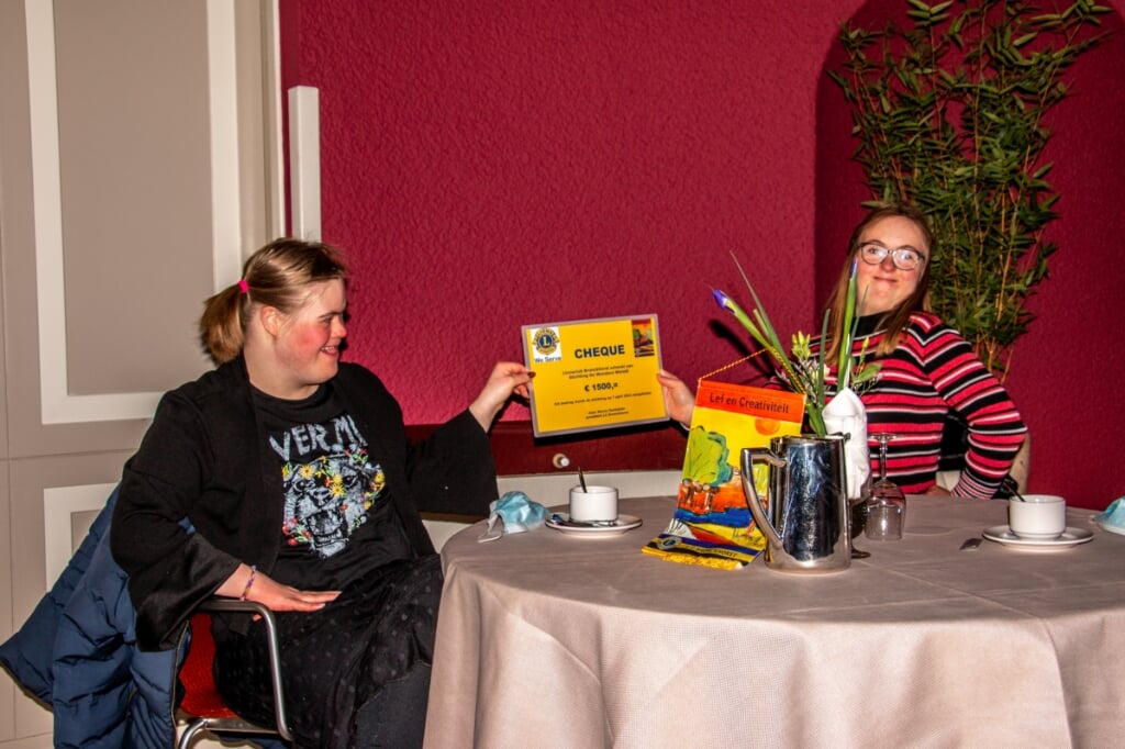 Jitske (l.) en Romee wonen in De Wondere Wereld en zijn onder de indruk van de cheque. Foto: Achterhoekfoto.nl/Liesbeth Spaansen