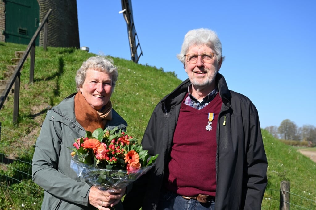 Rieks Eggens kreeg zijn onderscheiding opgespeld door zijn vrouw Martje. Foto: Gemeente Bronckhorst