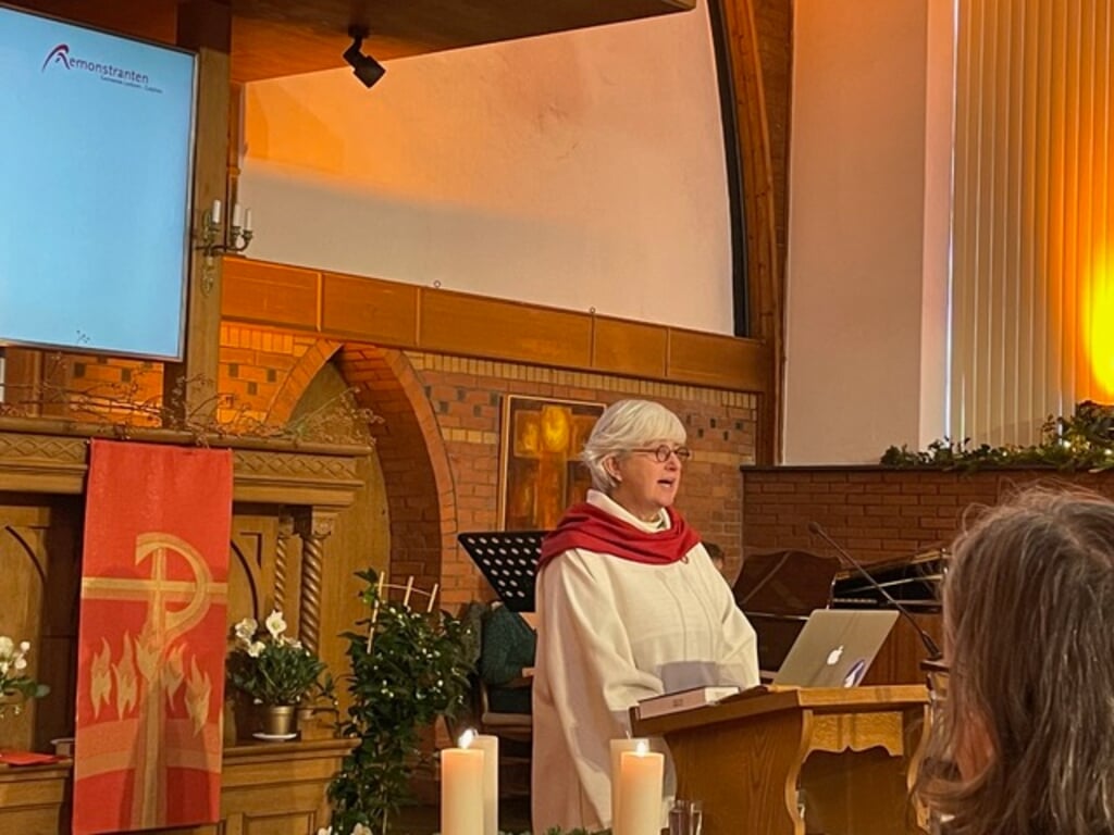Alleke Wieringa tijdens haar intrededienst bij de Remonstrantse kerkgemeente Lochem-Zutphen. Foto: Mieke van Elk