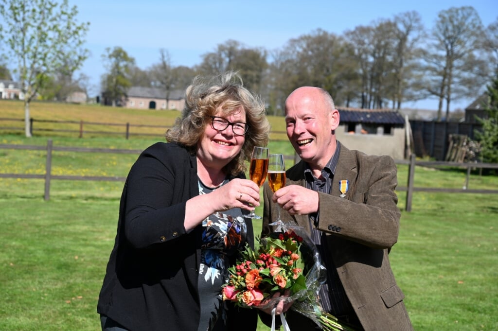 Henk Greven proost met zijn partner Stella Elferink nadat zij zijn koninklijke onderscheiding heeft opgespeld. Foto: Gemeente Bronckhorst