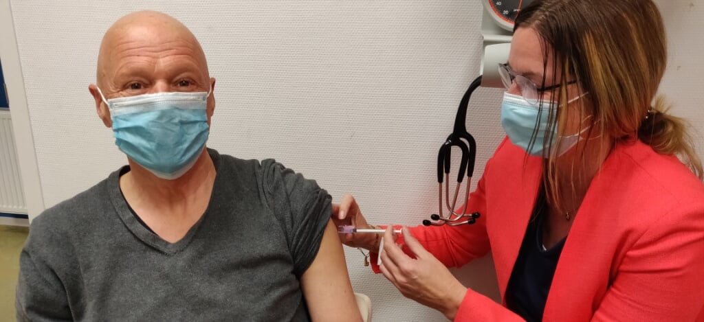 Rob Stevens wordt gevaccineerd met AstraZeneca. Foto: PR