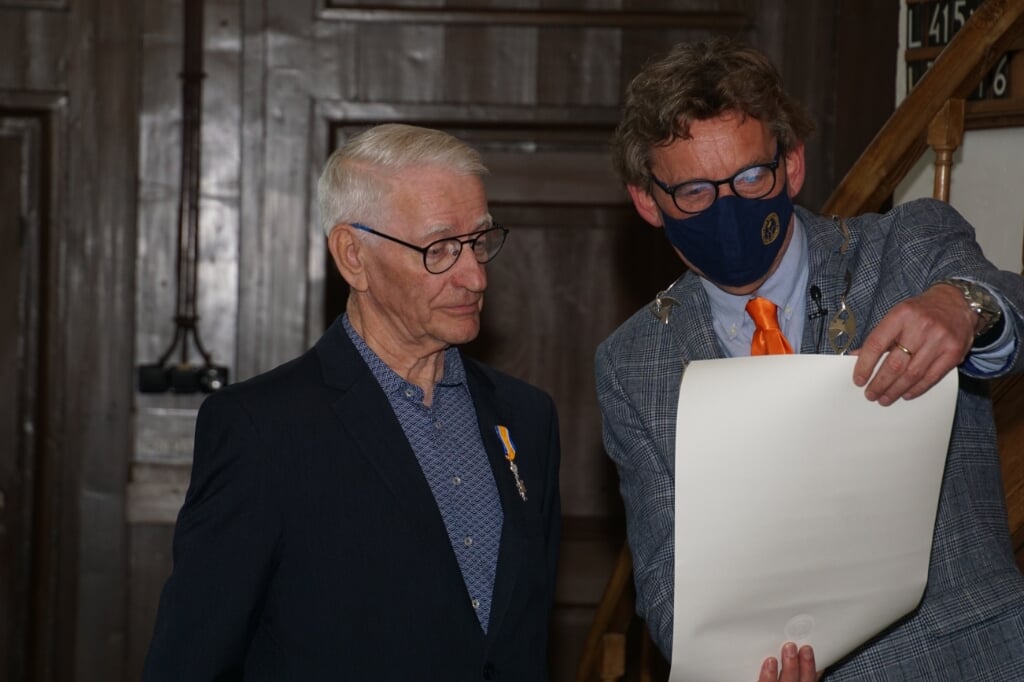 Jan Winters bekijkt samen met de burgemeester de oorkonde. Foto: Frank Vinkenvleugel