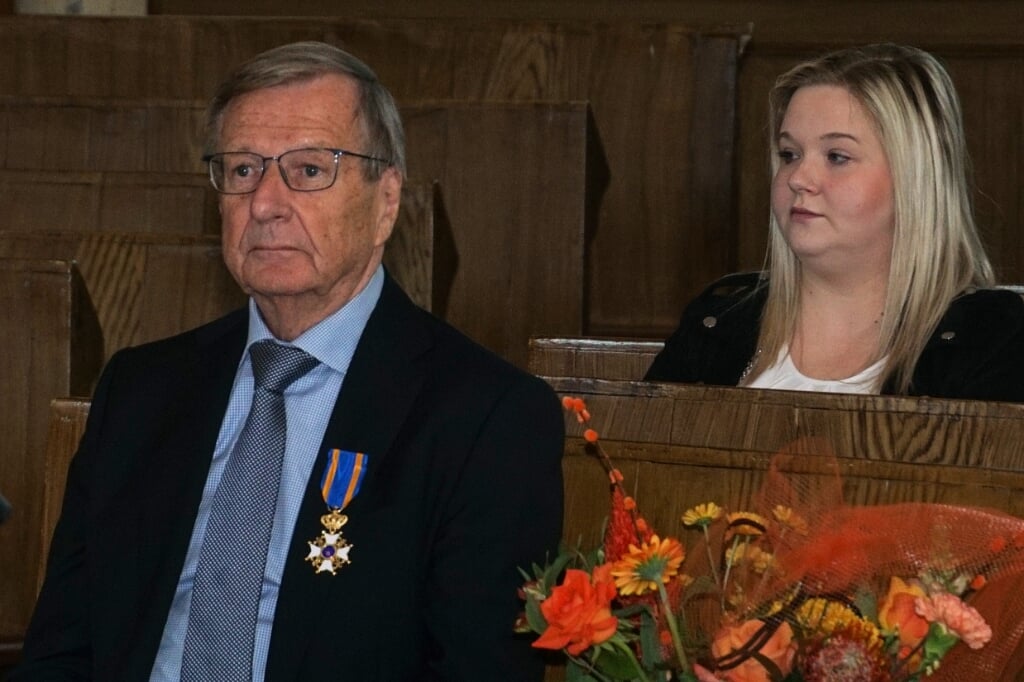 Hans Beele met zijn onderscheiding. Foto: Frank Vinkenvleugel
