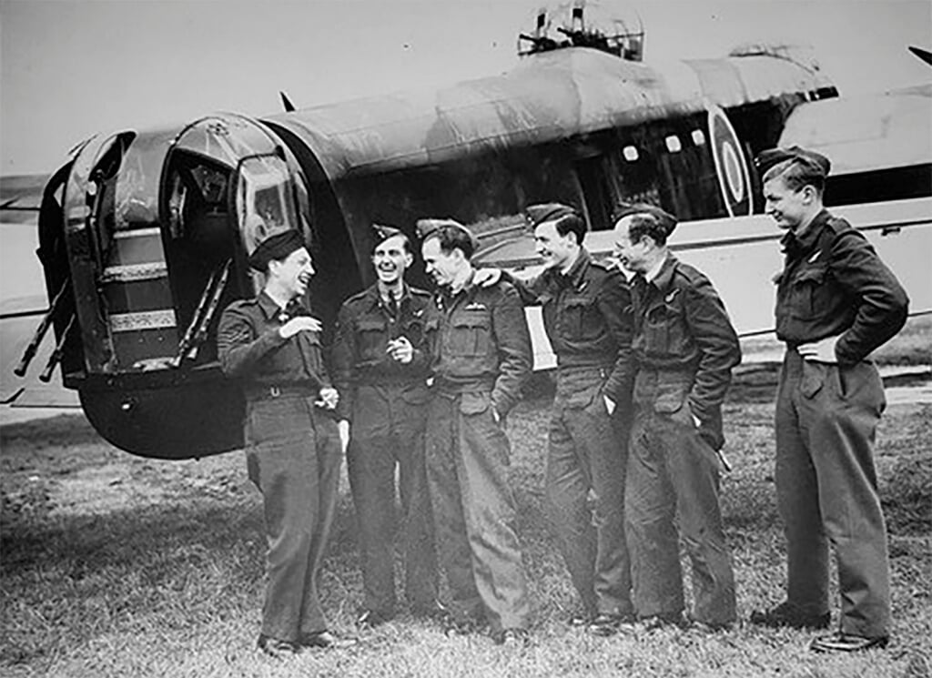 De bemanning van de bij Hackfort neergestorte Lancaster. Foto: PR