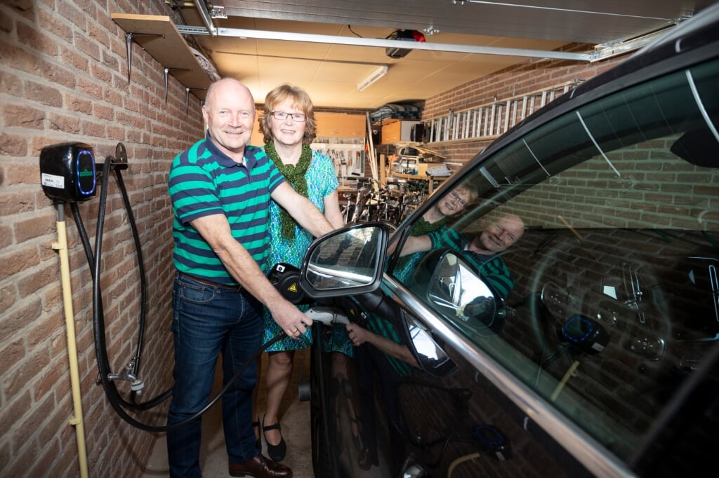 Jan en Anna Hulst laden de elektrische auto op met de stroom van hun zonnepanelen. Een volle accu kost ze circa 1,80 euro. Foto: Patrick van Gemert/Zutphens Persbureau