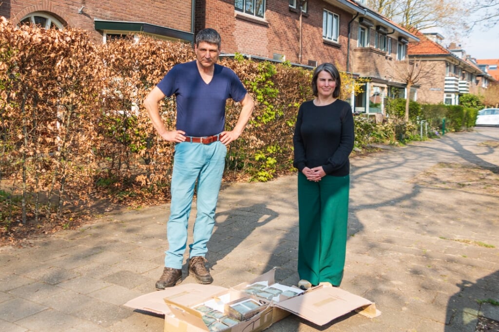 Michiel Schoenmakers en Corine Abbas met de Stolpersteine. Foto: Henk Derksen