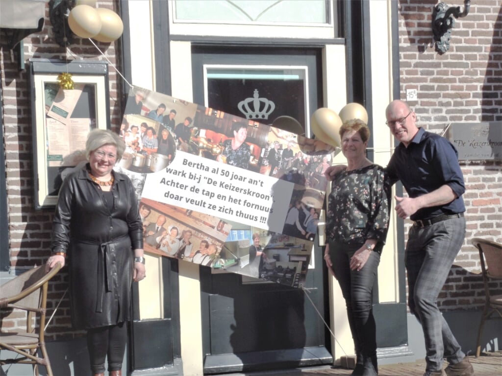 Ilse en Geert van Tuil zette Bertha Tackenkamp (midden) vorige week letterlijk en figuurlijk in het zonnetje. Foto: Jan Hendriksen. 