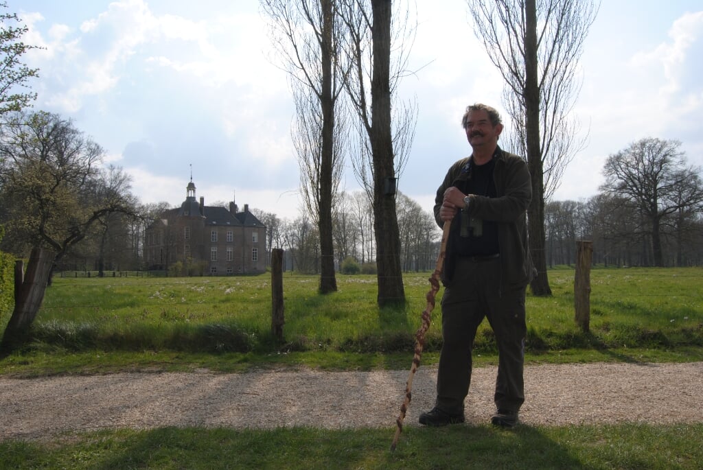 Boswachter Ronald Teunissen met zijn gedraaide stok. Foto: Contact 