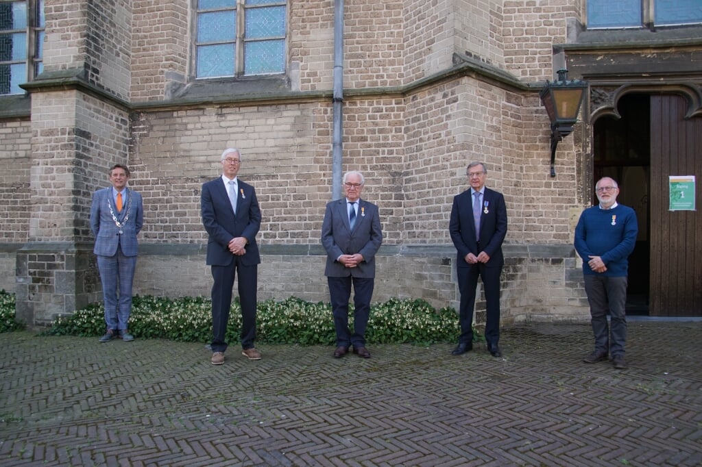 Van links af burgemeester Anton Stapelkamp en de gedecoreerden Ton de Vries, Harrie van der Sligte, Hans Beele en Jan Oberink. Foto: Frank Vinkenvleugel
