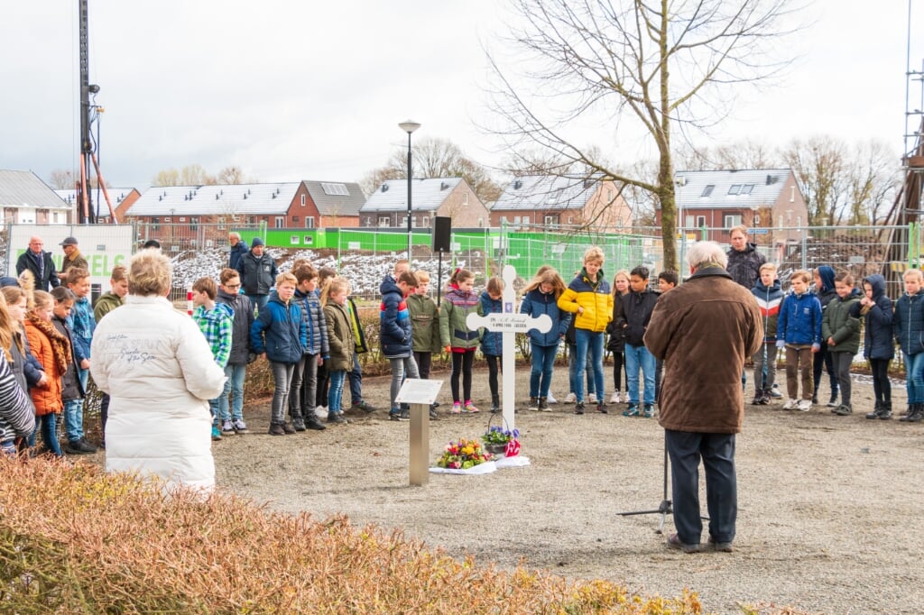 Herdenking bij het witte kruisje. Foto: Henk Derksen
