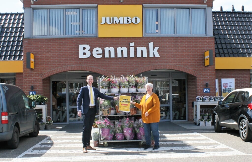 Jerry Wopereis en Manita van den Berg tonen de Voedselbank doneeractie. Foto: Dinès Quist