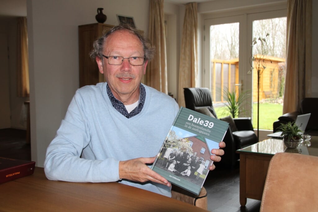Jan Wikkerink met het boek. Foto: Lydia ter Welle