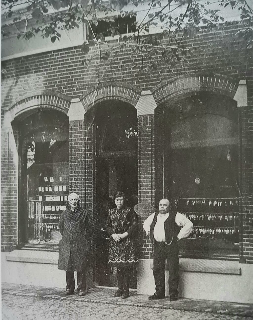 V.l.n.r. Jan Winters, Riekske Wissink en Hent Wissink voor de winkel (opticien en juweliers) aan de Spalstraat. Archief Willy Hermans
