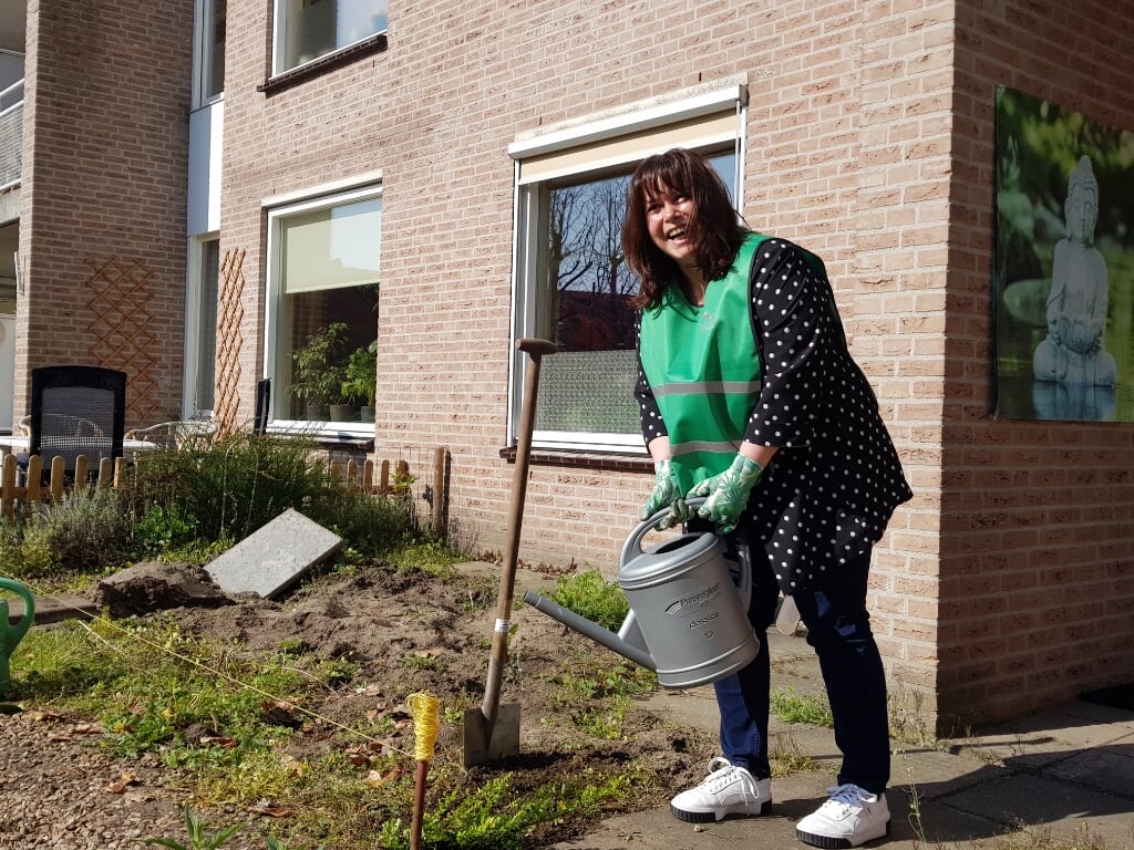 Wethouder Elvira Schepers geeft de plant die ze net heeft gepoot wat water. Foto: Present Winterswijk