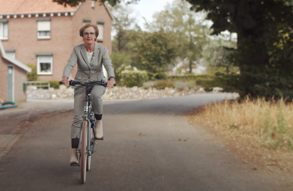 Tijdens fietstochten en wandelingen door de gemeente hoort burgemeester Bronsvoort veel persoonlijke verhalen. Foto; PR