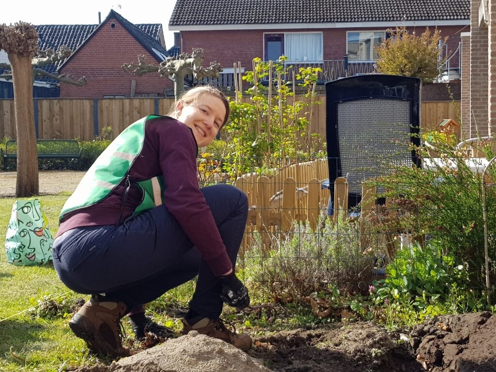 Een van de vrijwilligers poot diverse planten in een van de tuinen. Foto: Present Winterswijk