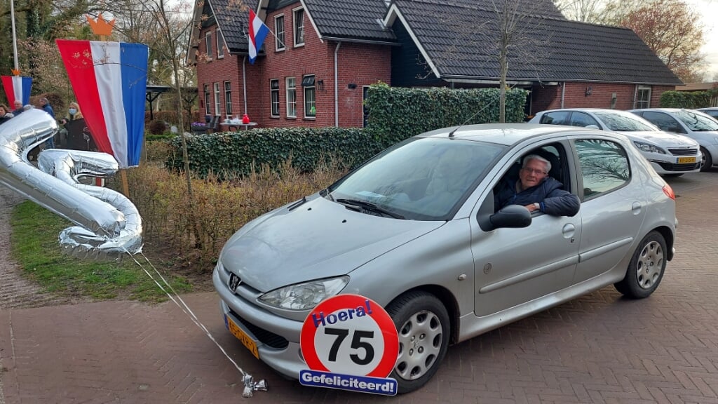 Jan Samberg geniet als 75-jarig lid van Crescendo van het defilé per auto. Foto: Han van de Laar