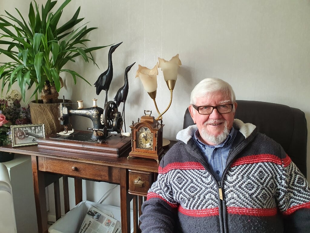 Henk Geerdink thuis in Lichtenvoorde, met het Grols kanon altijd dichtbij hem. Foto: Henri Walterbos