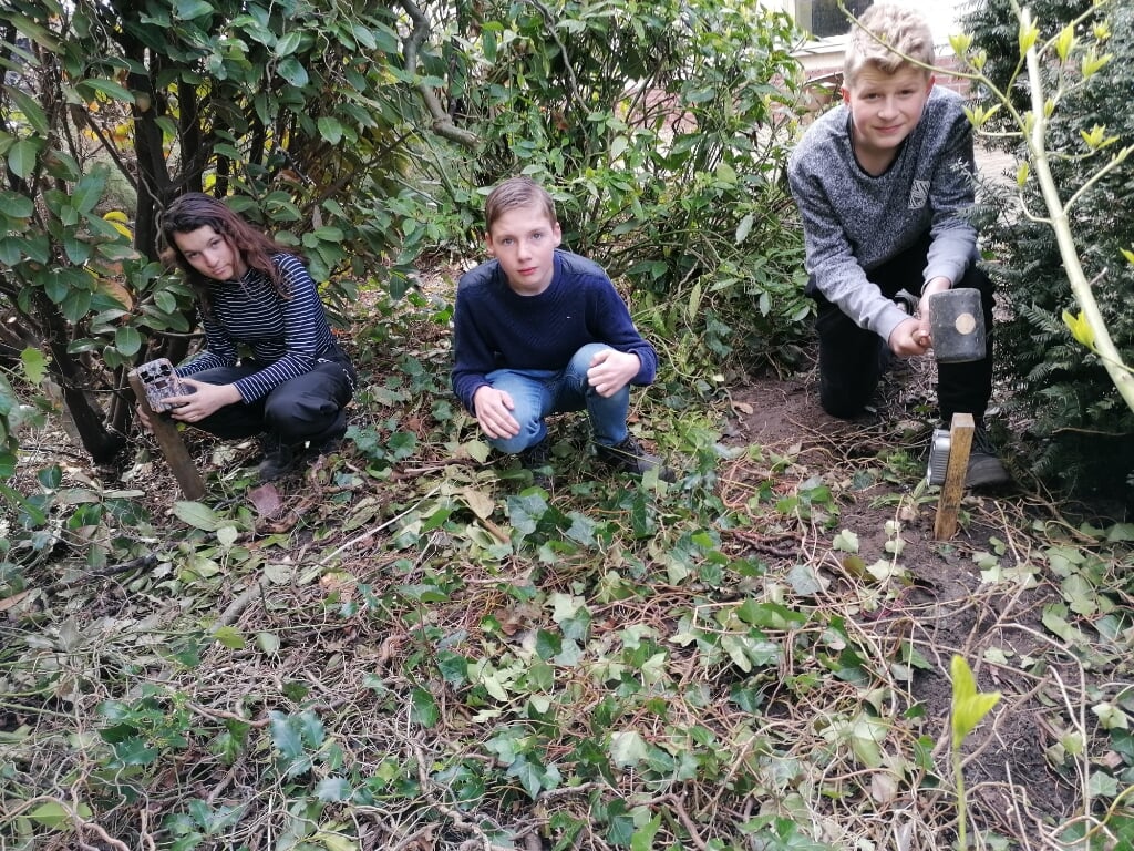 Van links naar rechts: Isabella, Luca en Ciske. Leerlingen van Pronove met de wildcamera's. Foto: Jos Bleumink