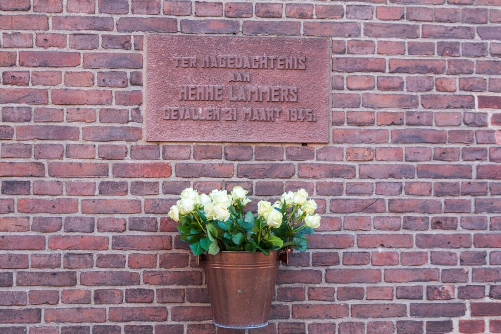 Het monument met de emmer met rozen. Foto: Henk Derksen