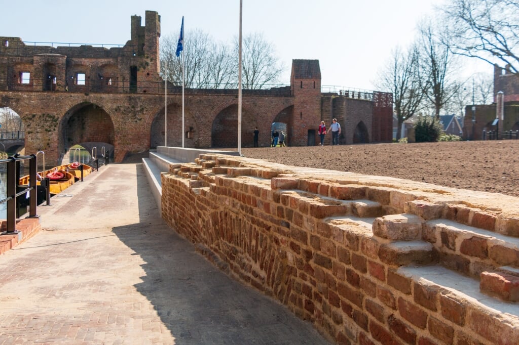 Resten van de 14e eeuwse muur. Foto: Henk Derksen 