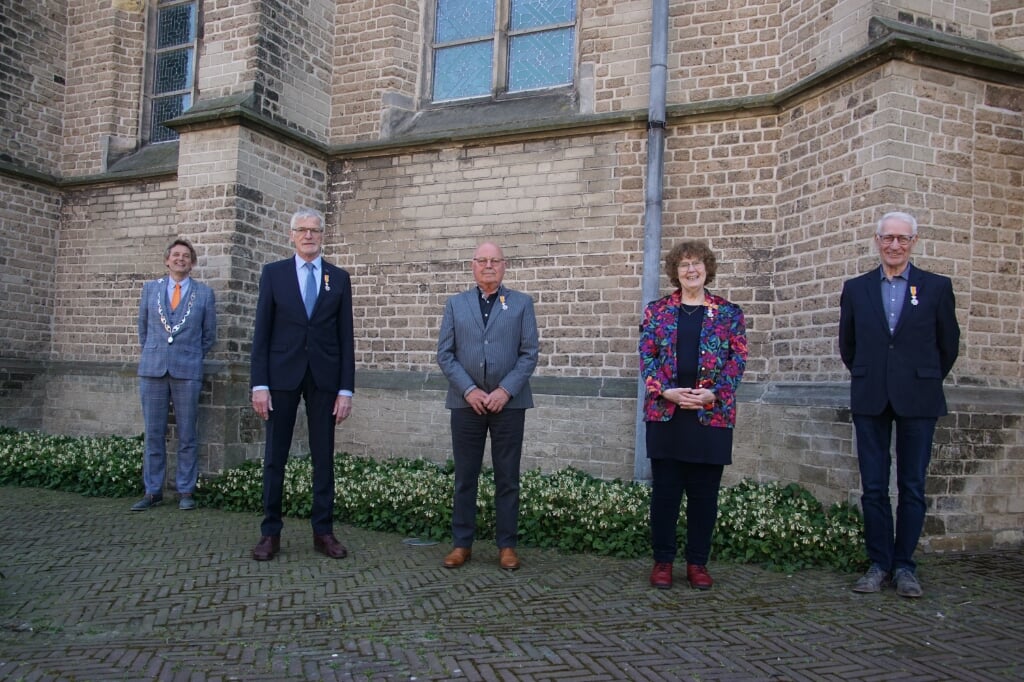 Van links af burgemeester Anton Stapelkamp en de gedecoreerden Dick Wikkerink, Tonny Lammers, Hannie Noorman en Jan Winters