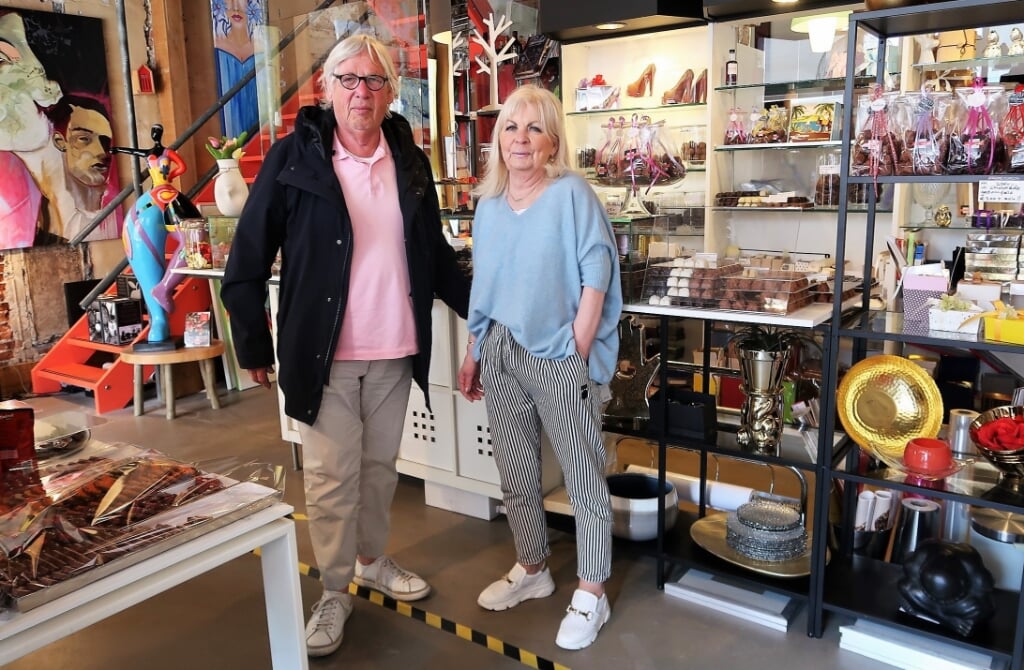 Jean en Netty Huis in ’t Veld, staande in hun Art & Chocolat-winkel in Groenlo. Foto: Theo Huijskes