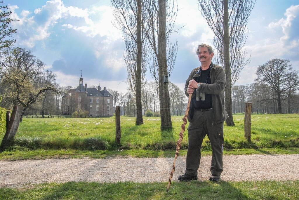 Boswachter Ronald Teunissen gaat snel in gesprek met bezoekers, hier op landgoed Hackfort.  Foto: Contact