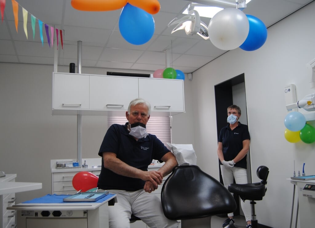 Tandarts Zeilstra op zijn laatste werkdag, in de versierde behandelkamer, met assistente Marjan. Foto: Contact 