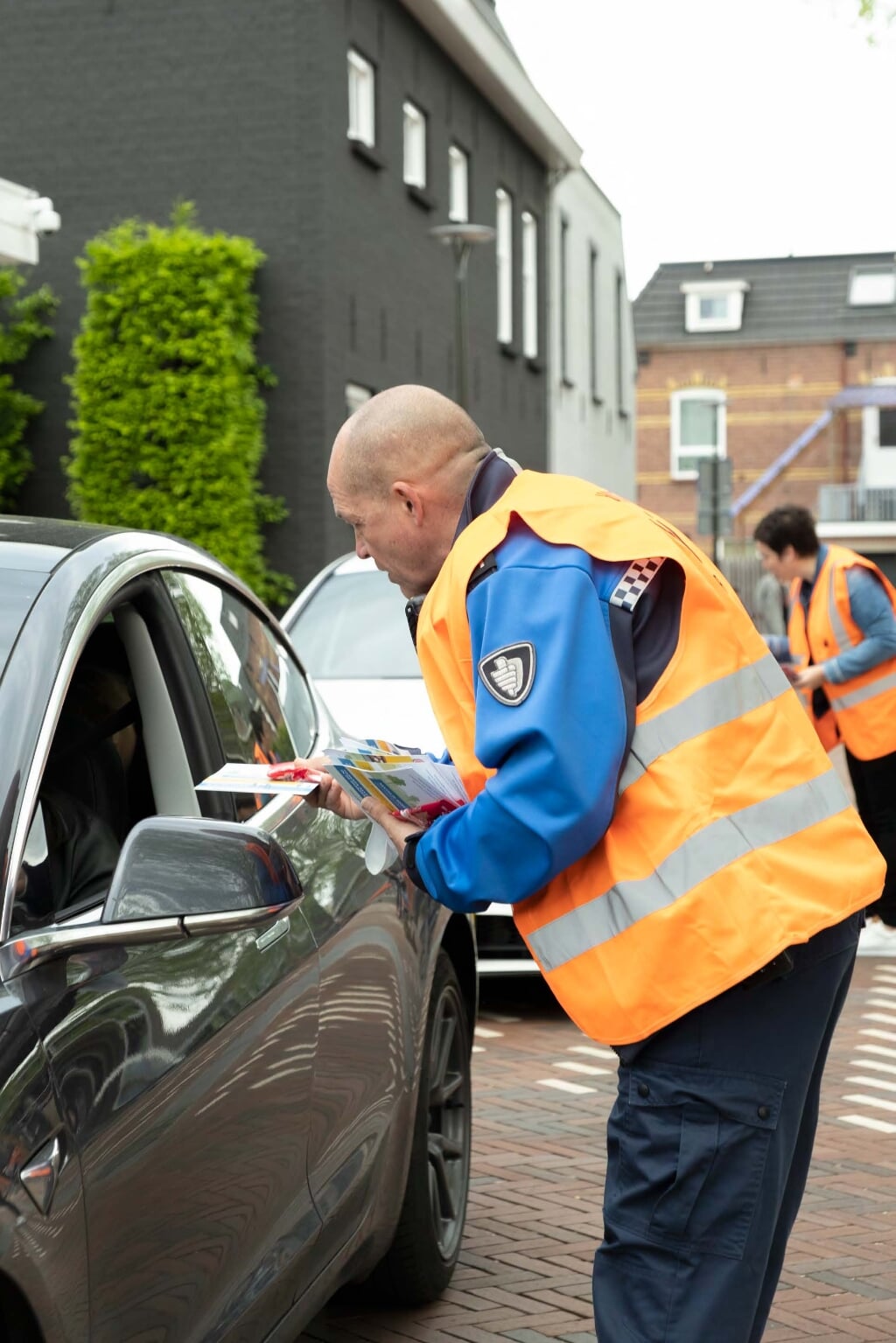 Er werden flyers uitgedeeld om automobilisten te wijzen op de verkeersregels op het Vrijheidspark. Foto: PR Gemeente Winterswijk
