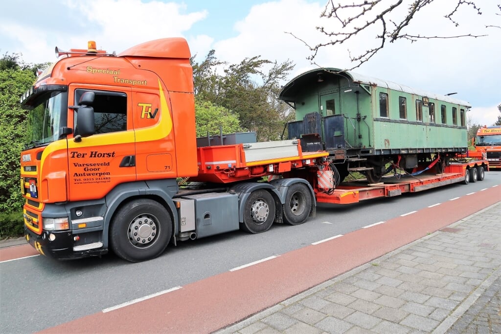 Ook voor de firma Ter Horst is het vervoer van de historische wagen een bijzondere klus. Foto: Theo Huijskes