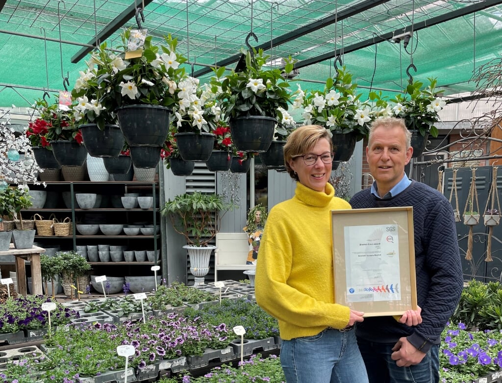 Anita en Marco Groot Jebbink zijn met hun team maar wat trots op het behaalde gouden certificaat Barometer Duurzame Bloemist. Foto: PR