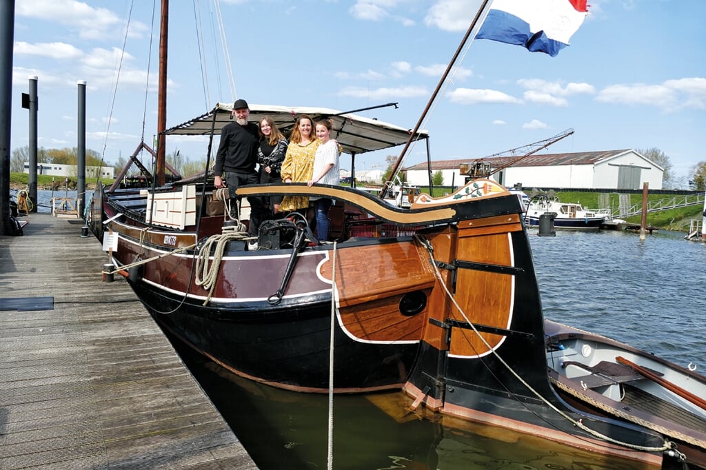 Daniëlle en Coos vertellen hoe het is om met hun dochters te wonen op een historisch schip in Museumhaven Zutphen. Foto: Berthil van den Brink