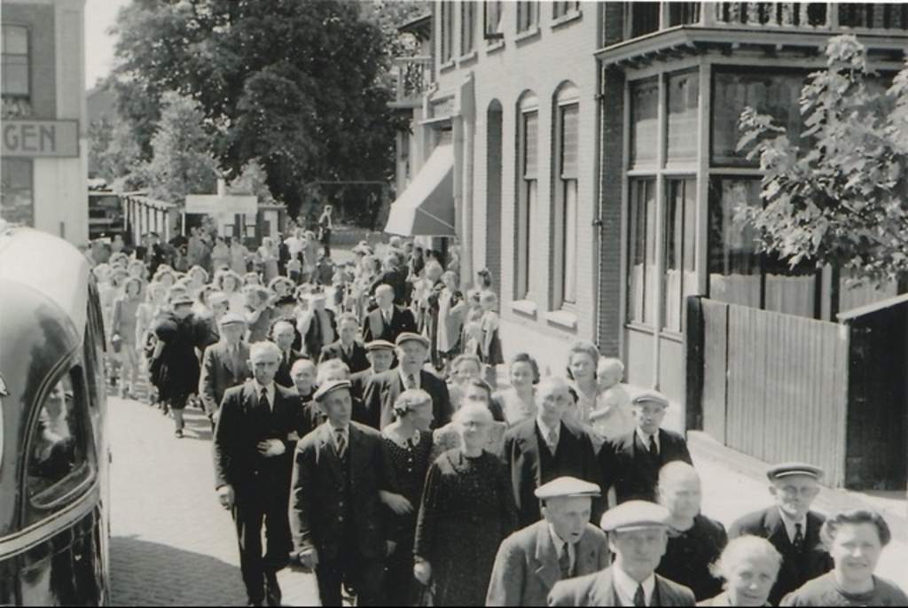  Het personeel met hun vrouwen te zien. Locatie Nieuwstraat bij Dievelaar. Foto: 4 en 5 mei comité Neede