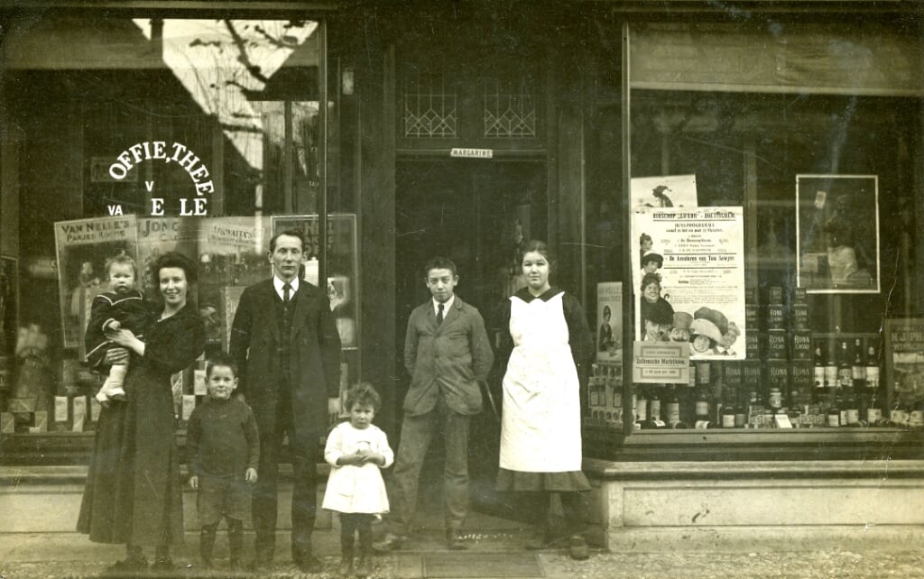 Hendrika Oldenhave en Albert Vos met hun kinderen en de winkelhulpen. Archieffoto uit ca. 1919