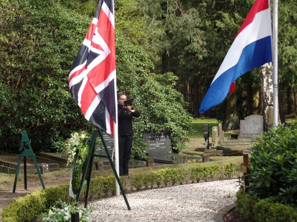 Dick Boerstoel blies onder meer de Last Post, het Britse volkslied en het Wilhelmus. Foto: Jan Hendriksen