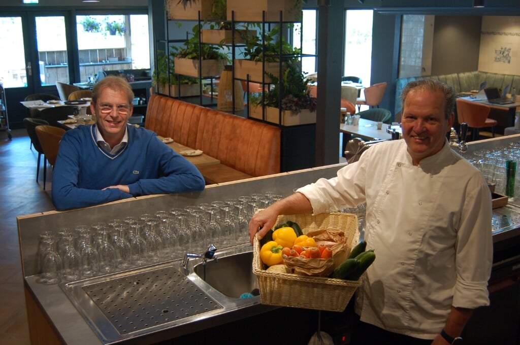Mark van Dam (links) en Ronald Huinink staan te popelen om het restaurant te openen. Foto: Verona Westera