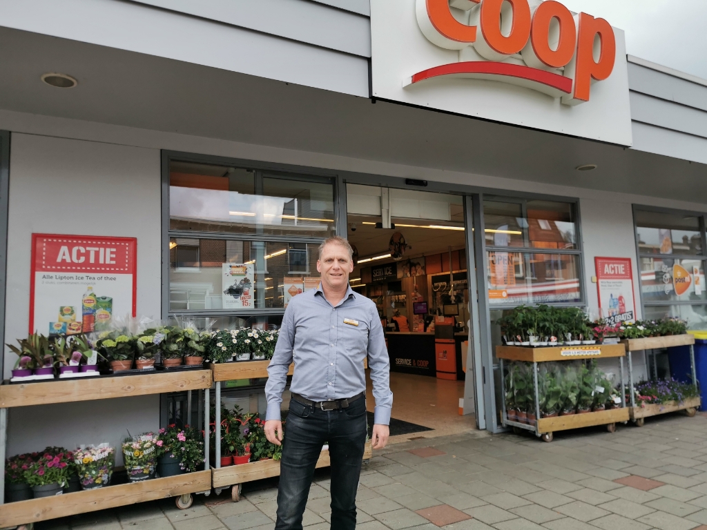 Edwin Versluis voor de door hem overgenomen Coop aan de Weg naar Laren in Zutphen. Foto: Cheleste Versluis