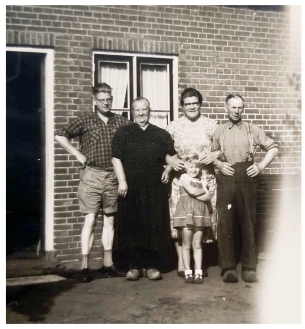 Pieter Goedhart sr (links) en zijn vrouw Neeltje, die geflankeerd wordt door het echtpaar bij wie Peter sr. als onderduiker onderdak vond. Foto: collectie André Fukkink