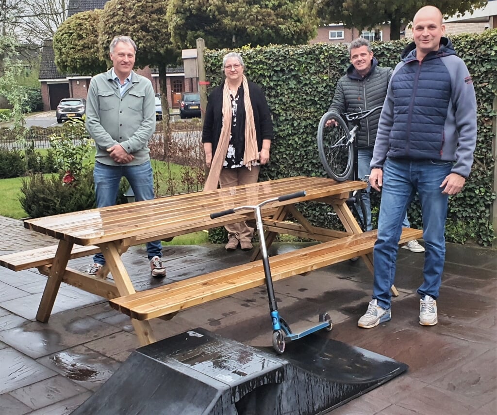 De werkgroep met  Tristan Hoffman, Anke Sitter, Marco te Nijenhuis en Bart Hubers bij de mini pumptrack bij huize Hubers.