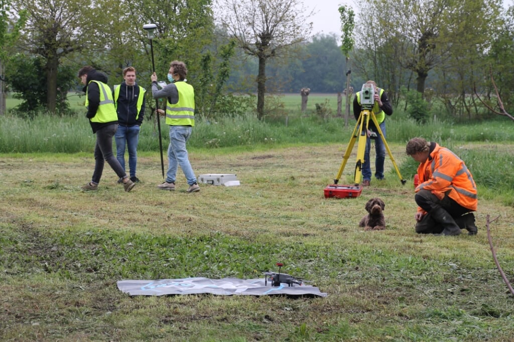 Studenten van het Saxion doen met een drone met infraroodbeelden onderzoek naar resten van het Cuenshoes in de bodem. Foto: Annekée Cuppers