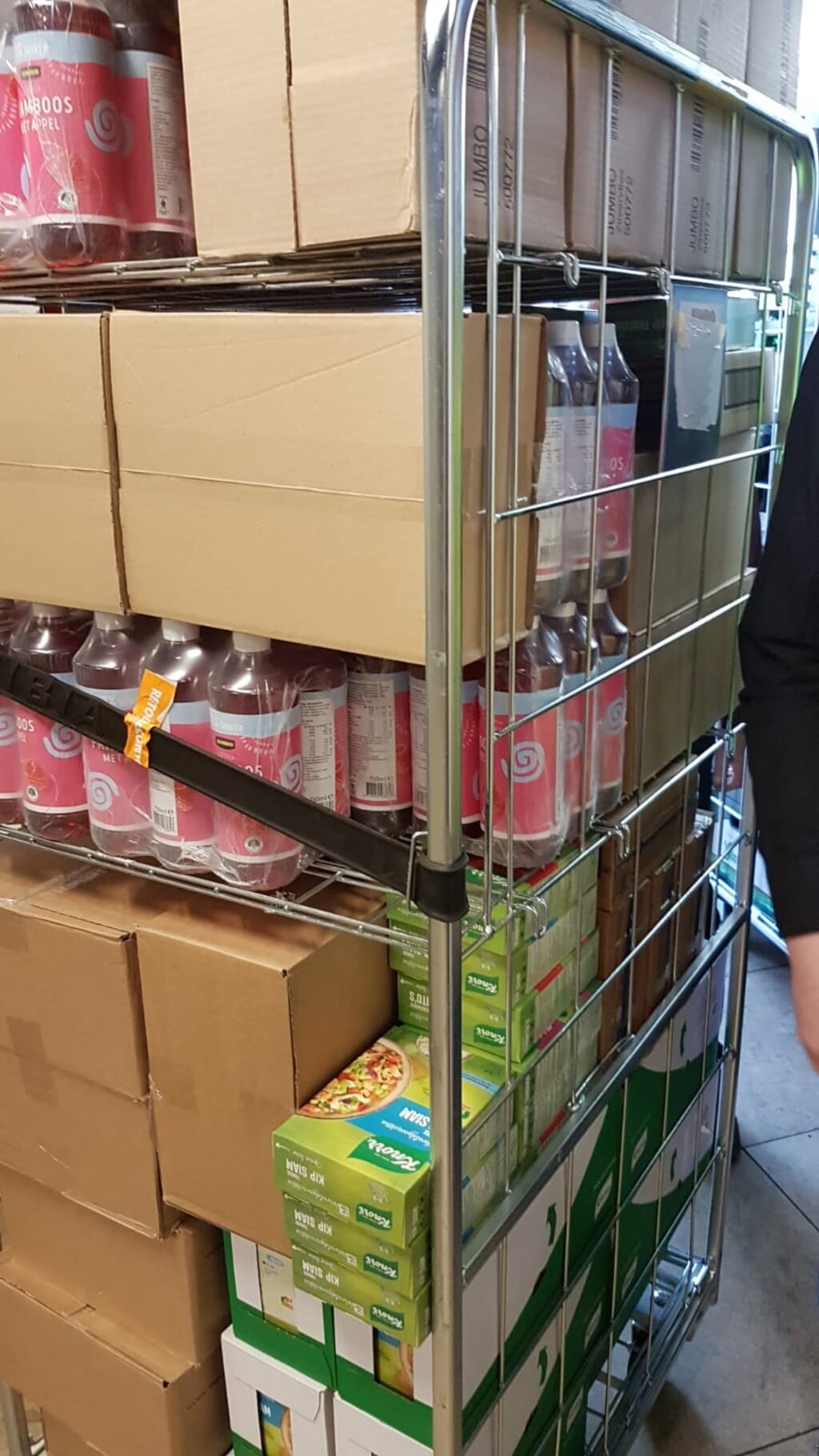 Inkopen voor de Voedselbank Oost Achterhoek worden opgehaald. Foto: PR