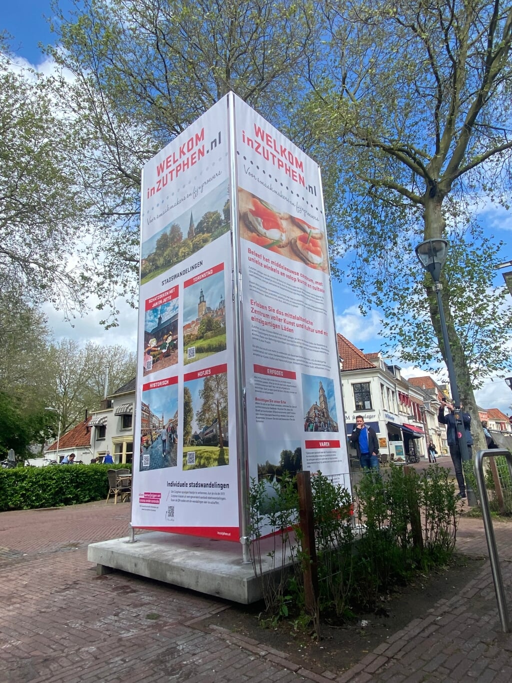 Op zes locaties in het centrum van Zutphen treft men deze nieuwe pilaren met informatie aan. Foto: InZutphen