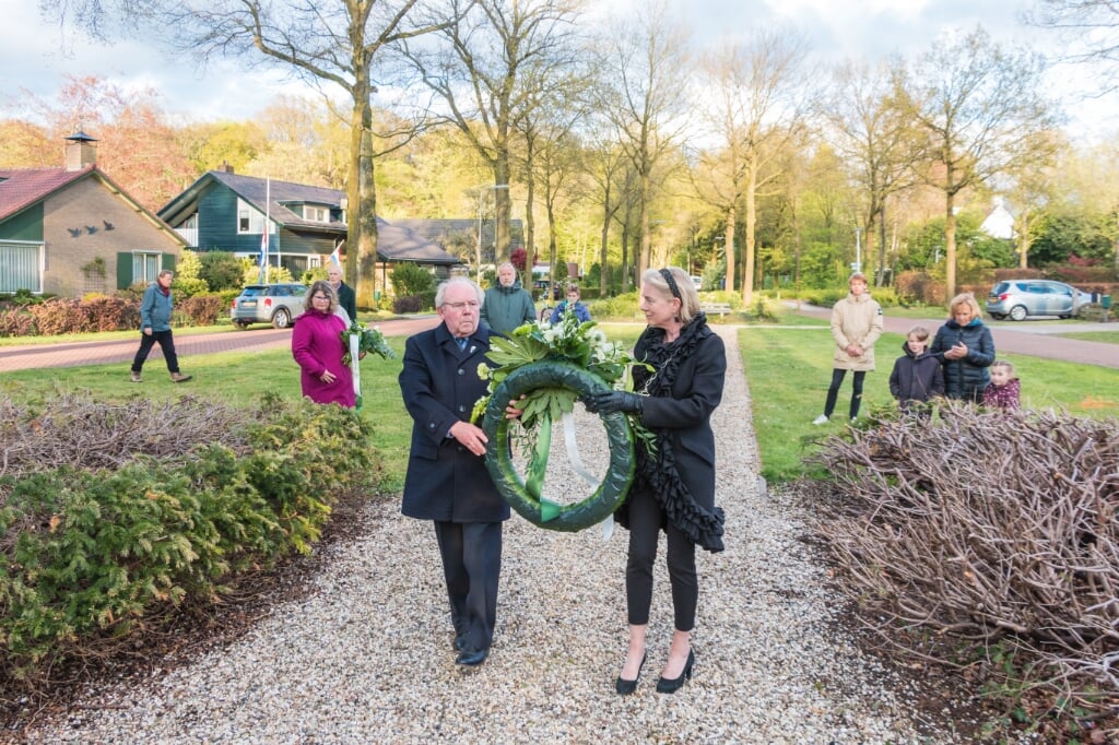Wim Smeerdijk, vertegenwoordiger van het comité Herdenkingen Warnsveld, en burgemeester Annemieke Vermeulen leggen een krans bij het monument. Foto: Henk Derksen