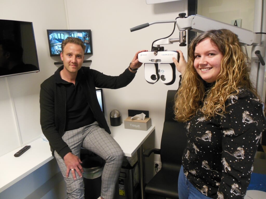 David Buist en zijn collega-opticien Nica van der Mijden laten de geavanceerde meetapparatuur van AVA zien. “Onze klanten merken het verschil.” Foto Eric Klop