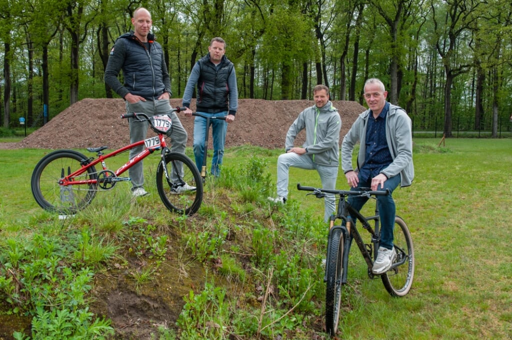 De initiatiefnemers van de pumptrackbaan, van links Wilco Schigt, Wilber Kappert, Michiel Stronks en John Theissen. Foto: Ronny Elschot